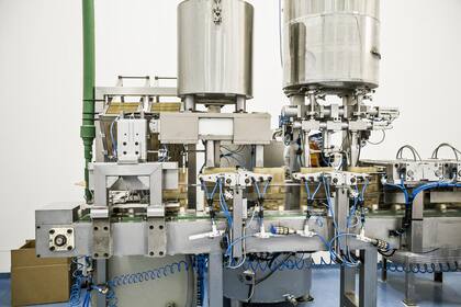 Una panorámica muestra el inicio de la línea de producción de pochoclos.