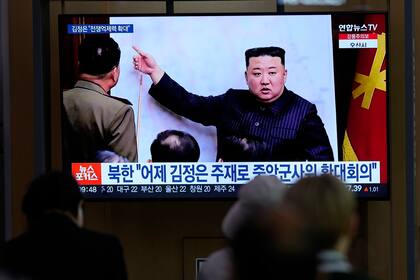 Una pantalla de televisión muestra a Kim Jong-un en un programa el martes 11 de abril de 2023, en la estación ferroviaria de Seúl, Corea del Sur. (AP Foto/Lee Jin-man, archivo)