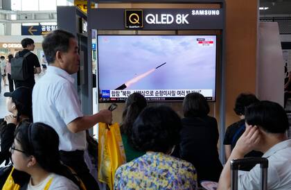 Una pantalla de televisión muestra la imagen del disparo de un misil norcoreano durante un noticiario en una estación ferroviaria el sábado 22 de julio de 2023, en Seúl, Corea del Sur. (AP Foto/Ahn Young-joon)