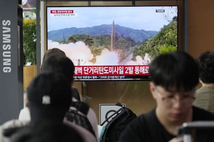 Una pantalla de televisión muestra una imagen de archivo del lanzamiento de misiles de Corea del Norte durante un programa de noticias en la Estación de Tren de Seúl, en Seúl, Corea del Sur, el miércoles 19 de julio de 2023.