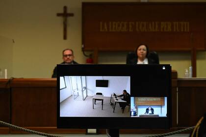 Una pantalla en un tribunal especial en Caltanissetta, Sicilia, el 19 de enero de 2023, muestra una silla vacía donde se esperaba que el jefe de la mafia Matteo Messina Denaro compareciera por videoconferencia desde prisión.