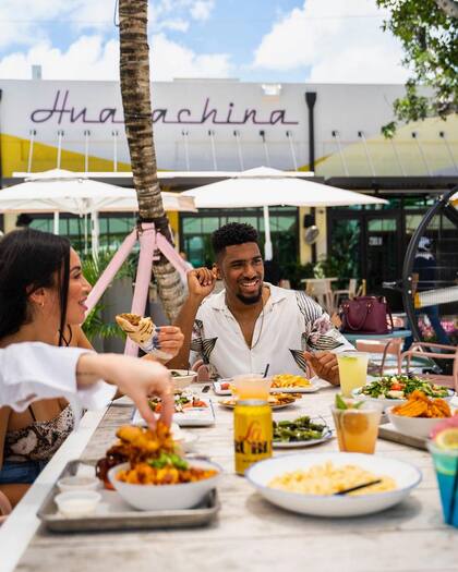 Una pantalla gigante en el exterior y comida de diferentes regiones del mundo son las principales ofertas de Oasis Wynwood