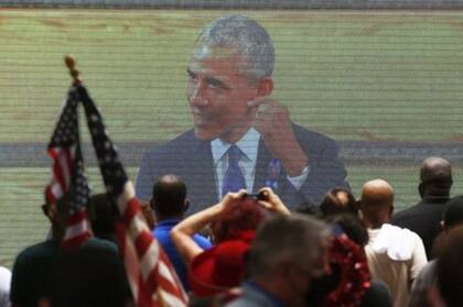 Una pantalla gigante fue instalada en las afueras de la capilla para transmitir el discurso de Obama