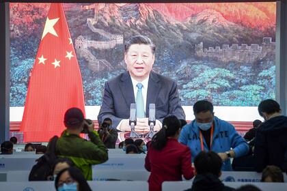 Una pantalla muestra al presidente chino, Xi Jinping, pronunciando un discurso por video para la ceremonia de apertura de la 3a Exposición Internacional de Importaciones de China (CIIE) en un centro de medios en Shanghai el 4 de noviembre de 2020