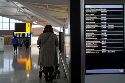 Una pantalla muestra el estado "Cancelado" de los vuelos con destino a Ámsterdam, Múnich y Buenos Aires, en el aeropuerto de Heathrow en Londres el 21 de diciembre de 2020