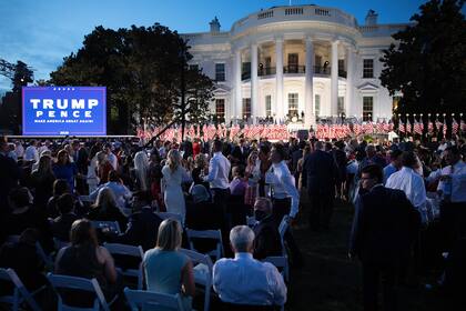 Una pantalla muestra la pancarta de la campaña del presidente de Estados Unidos, Donald Trump, y del vicepresidente Mike Pence, tras el discurso de aceptación de Trump para la nominación presidencial republicana en el jardín sur de la Casa Blanca el 27 de agosto de 2020 en Washington, DC