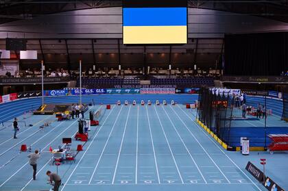 Una pantalla muestra los colores de Ucrania durante una competencia atlética en Leipzig, Alemania, el 26 de febrero del 2022. Aumentan en el ámbito deportivo las condenas a la invasión rusa de Ucrania y los pedidos de sanciones por parte de los organismos deportivos. 
(Martin Schutt/dpa vía AP)