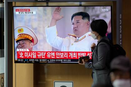 Una pantalla muestra un programa de noticias sobre un lanzamiento norcoreano de misiles con imágenes de archivo del líder norcoreano, Kim Jong Un, en la estación de tren de Seúl, Corea del Sur, el jueves 6 de octubre de 2022. (AP Foto/Lee Jin-man)