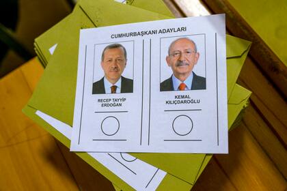 Una papeleta que muestra a los candidatos presidenciales turcos Recep Tayyip Erdogan (R) y Kemal Kilicdaroglu en un colegio electoral durante la segunda vuelta de las elecciones presidenciales