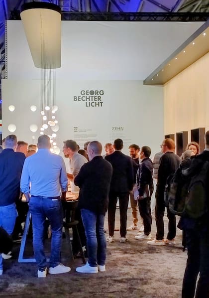 Una parada en el stand de la aclamada firma suiza Georg Bechter, famosa por sus luces LED que pueden embutirse en hormigón con un sistema de fácil reemplazo, sin tener que romper el cielo raso.