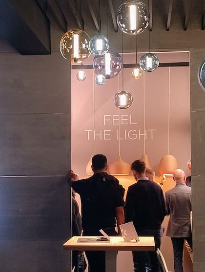 Una parada en el stand de la marca originaria de Eslovenia Ledluks. En primer plano, sus luminarias 'Fibi' de vidrio soplado; más atrás, su nueva línea 'Flora'