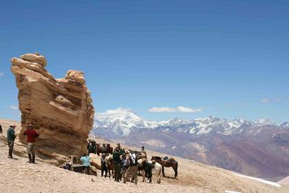 Una parada en la travesía del cruce de los Andes a caballo.