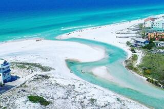 El destino de Florida que sorprende con raros lagos de duna y el primer jardín de esculturas submarinas de EE.UU.