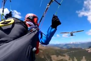 Una mujer volaba en parapente cuando fue embestida por una avioneta en Austria