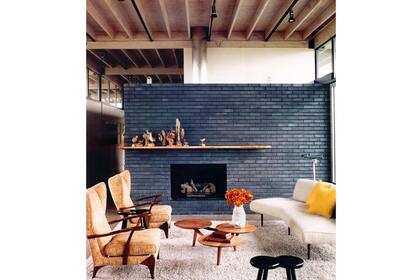 Una pared con ladrillo a la vista cobra nueva vida con una pintura especial, generando un contraste único en este loft
