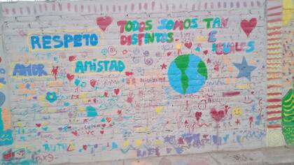 Una pared con un escrito en la  Escuela Tierra de Huarpes; "Estos valores manejamos", explicó Valeria Juri