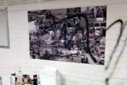 Una pared interior del partido Vente Venezuela, estampada con un grafiti