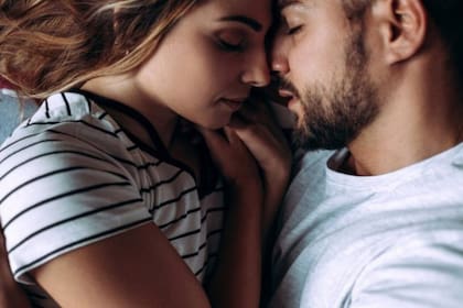 Una pareja apapachándose. Pero el apapacho no tiene que ser romántico o sensual