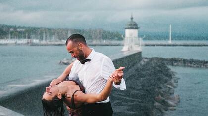 Una pareja baila el vals bajo la lluvia