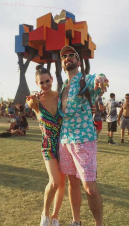 Una pareja bien colorida disfruta del primer fin de semana de Coachella