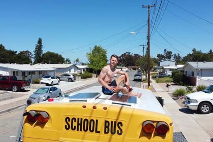 Una pareja británica recorrió Estados Unidos tras renovar un autobús escolar