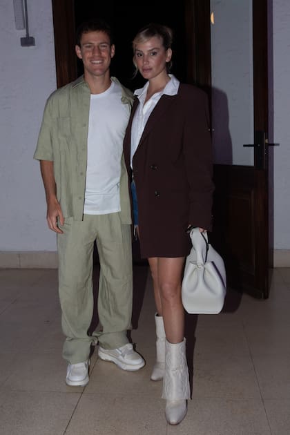 Una pareja con mucho estilo. Peque Schwartzman llevó un conjunto de lino, y la modelo Eugenia De Martino lució una camisa by Kosiuko, falda denim, blazer oversized Bowen, botas texanas Sarkany y bolso Polène Paris. Los enamorados ya comenzaron con los preparativos de su boda, que será en octubre del próximo año.