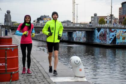 Una pareja corre en el canal Bruselas-Charleroi, en Bélgica, donde se puede salir a hacer ejercicios hasta con las personas que viven en la misma casa