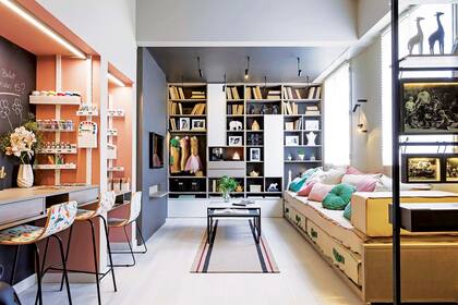 Una pareja de abuelos muy cancheros convirtió este amplio pasillo en un ambiente multifunción para recibir a sus nietos.