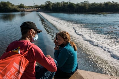 Una pareja de cubanos se prepara para cruzar el río Bravo en Ciudad Acuña, México