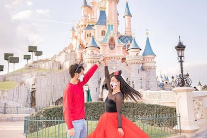 Una pareja de estadounidenses vio frustrado su compromiso en Disney París, cuando un empleado del parque interrumpió el momento