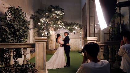 Una pareja de novios durante una sesión fotográfica en Beijing