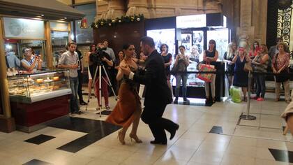 Una pareja de tango fue una de las atracciones en los festejos en la Galería Güemes