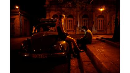 Una pareja en Ciego de Avila en el centro de Cuba, se conecta a internet en la calle