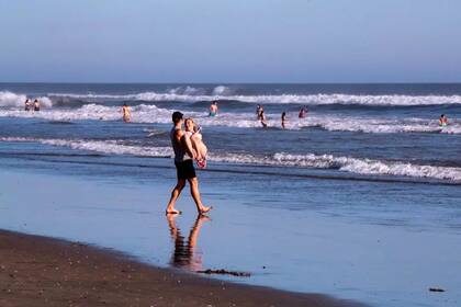 Una pareja en Huntington Beach, California el verano pasado en medio de la pandemia