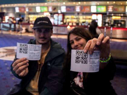 Una pareja, en la proyección del film de Swift