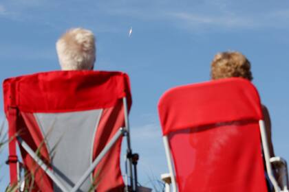 Una pareja, expectante en Cocoa Beach