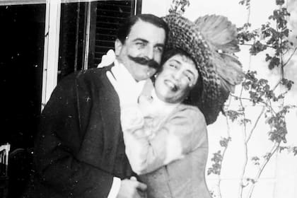 Una pareja feliz: Jorge Drago Mitre y su esposa Sara Florencia Cané Beláustegui