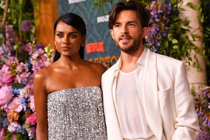 Una pareja feliz: Simone Ashley y Jonathan Bailey, dos de los integrantes del elenco más queridos por los fanáticos, forman parte de los nuevos episodios en los que se ve a sus personajes, Kate Sharma y Anthony Bridgerton, en los meses que siguieron a su casamiento