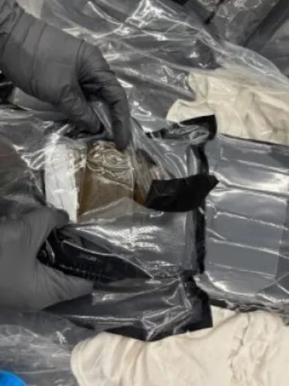 Una pareja intentó abordar un vuelo de conexión con 33 kilos de marihuana en sus maletas, pero la CBP los descubrió