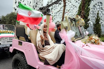 Una pareja iraní durante una boda masiva en plena guerra