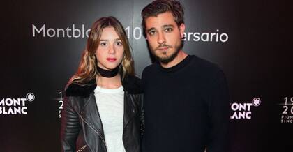 Una pareja it. La nieta de Susana, Lucía Celasco, y su novio posaron para las fotos y aceptaron asistir a un exclusivo cóctel