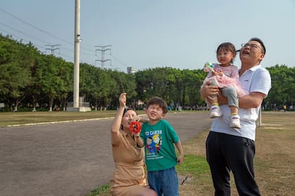 Una pareja juega con sus hijos pequeños en China
