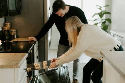 Una pareja que comparte gastos de renta podrían tener más ahorros anuales, según estudio