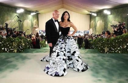 Una pareja, que comparte un asombroso parecido con Jeff Bezos y Lauren Sánchez, llegó a la alfombra roja del Festival de Cannes el jueves