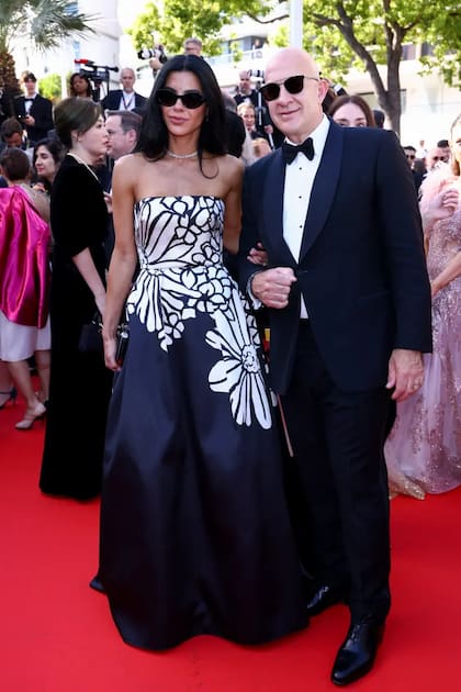 Una pareja, que comparte un asombroso parecido con Jeff Bezos y Lauren Sánchez, llegó a la alfombra roja del Festival de Cannes el jueves