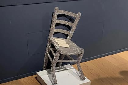 Una pareja rompe la famosa ‘Silla Van Gogh’ en el museo Palazzo Maffei de Verona.