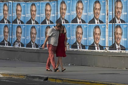 Si bien la veda electoral establece la prohibición para cualquier tipo de publicidad política, muchas paredes de la Capital aún tienen afiches alusivos