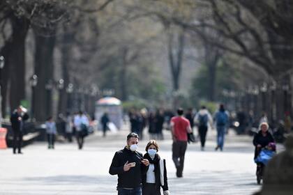 Una pareja se pasea con barbijos por el Central Park