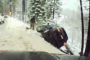 Quedaron atrapados en la nieve en California: hicieron una cadena humana para salvarlos