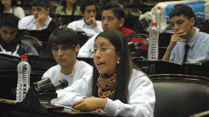 Una parlamentaria juvenil haciendo su exposición final por la ley contra el bullying en el Congreso Nacional
